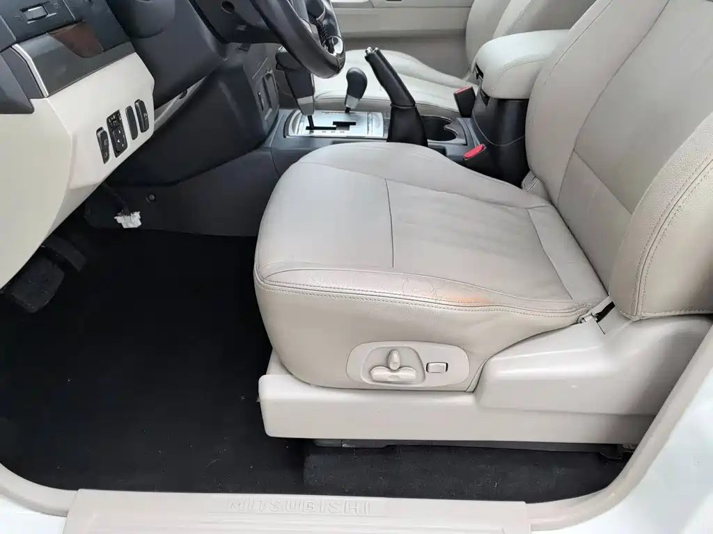 Mitsubishi Pajero (Import) — миниатюра 18