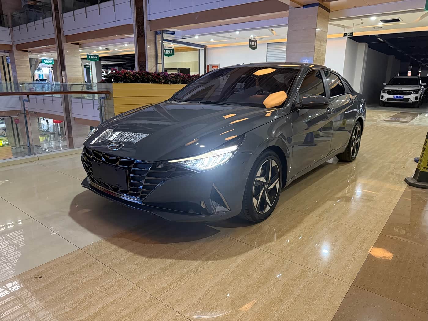 Hyundai Elantra 1.5 л 2023 г. Серебристо-серый, пробег 42000 км