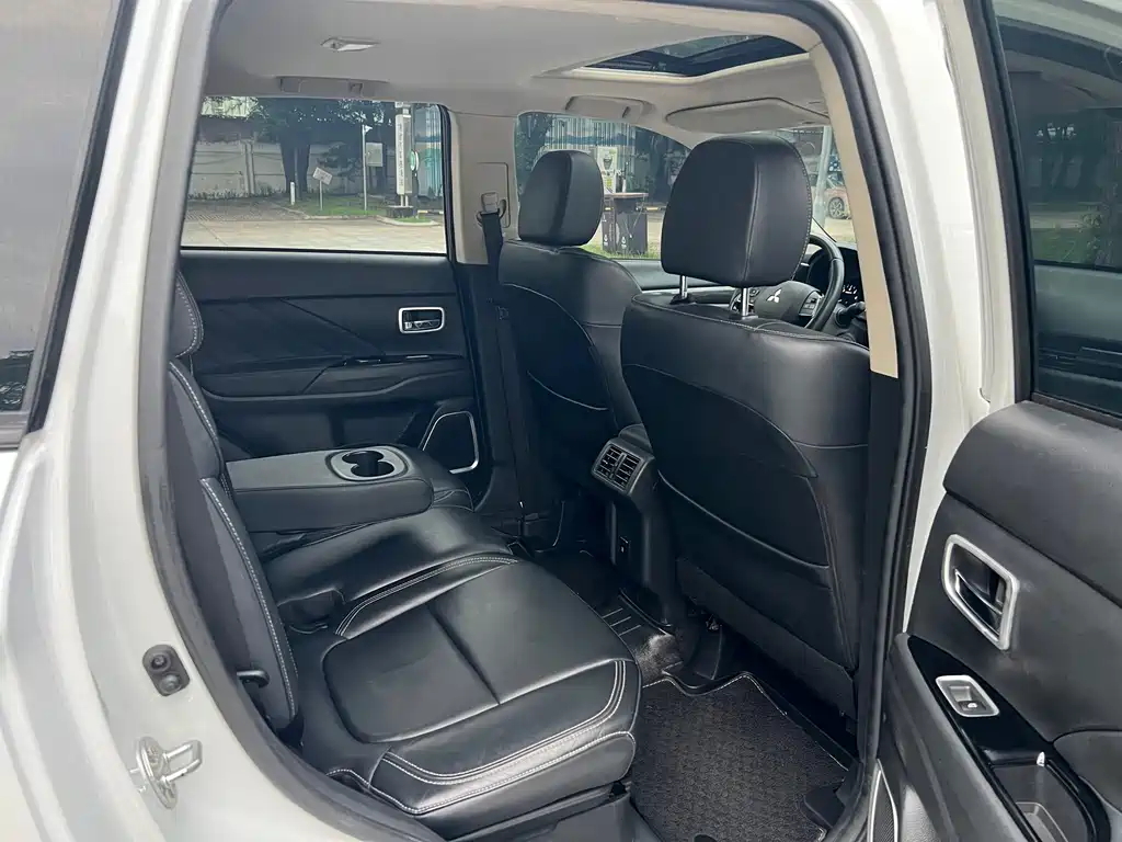 Mitsubishi Outlander — миниатюра 11