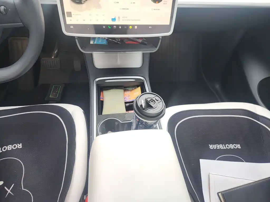 Tesla Model Y — миниатюра 10