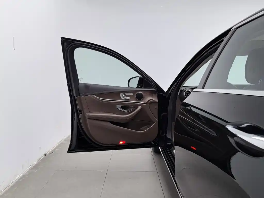 Mercedes-Benz E-Class — миниатюра 8