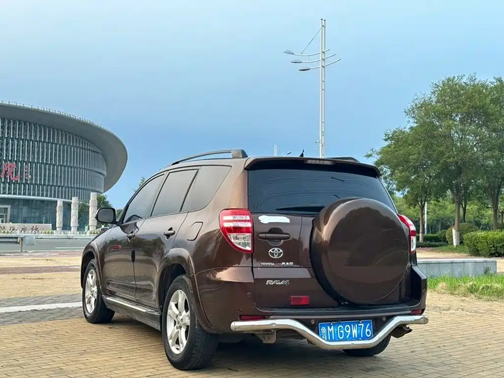 Toyota RAV4 — миниатюра 6