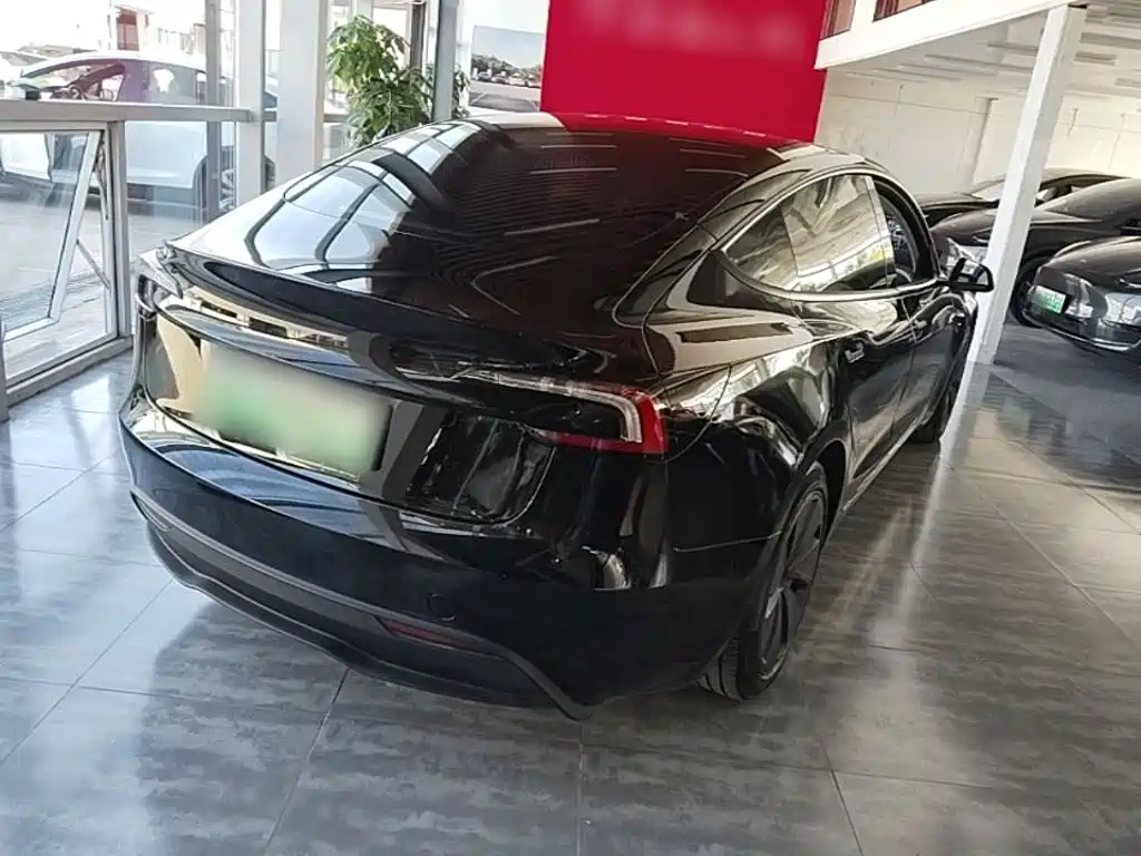 Tesla Model 3 — миниатюра 7