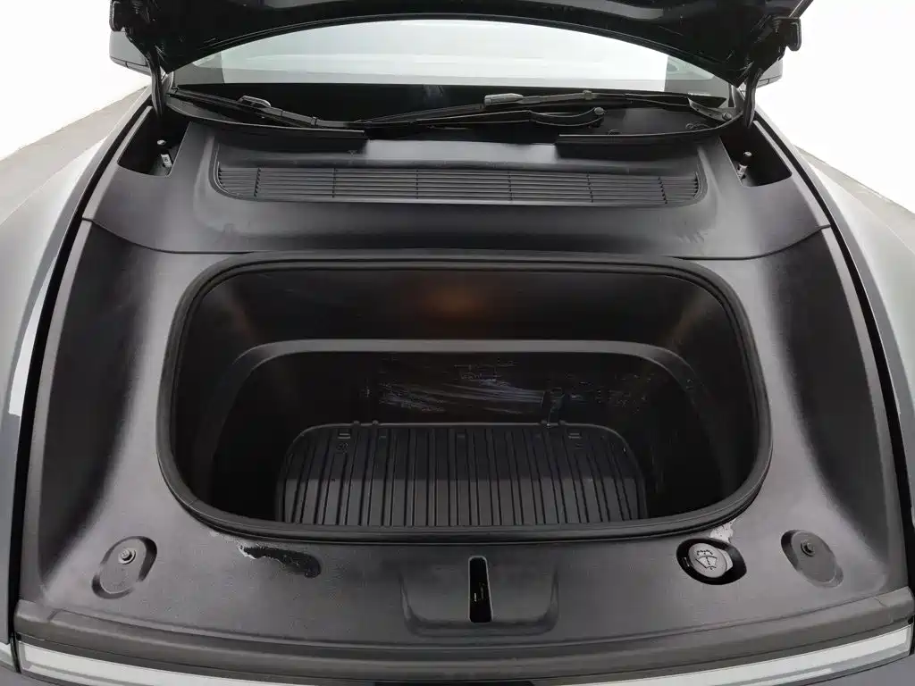 Tesla Model Y — миниатюра 6