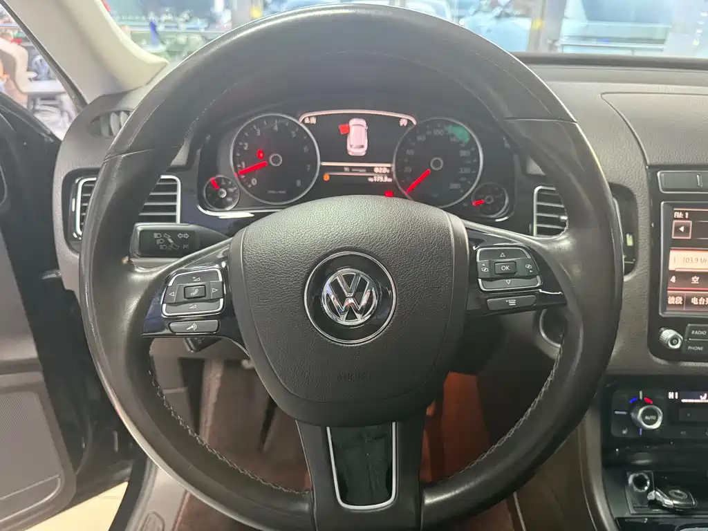 VOLKSWAGEN TOUAREG