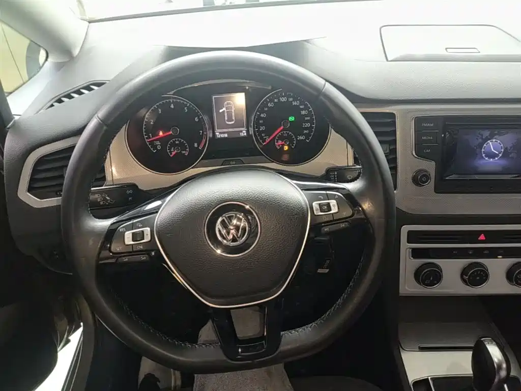 Volkswagen Golf · 2016 230TSI AT