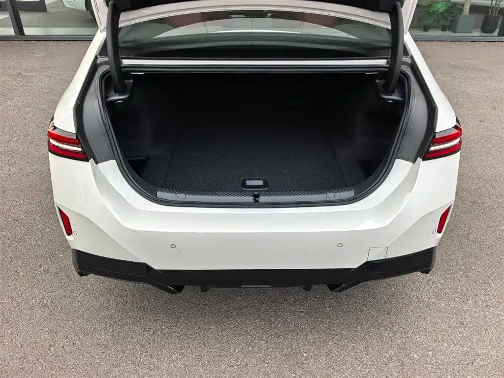 BMW i5 — миниатюра 21
