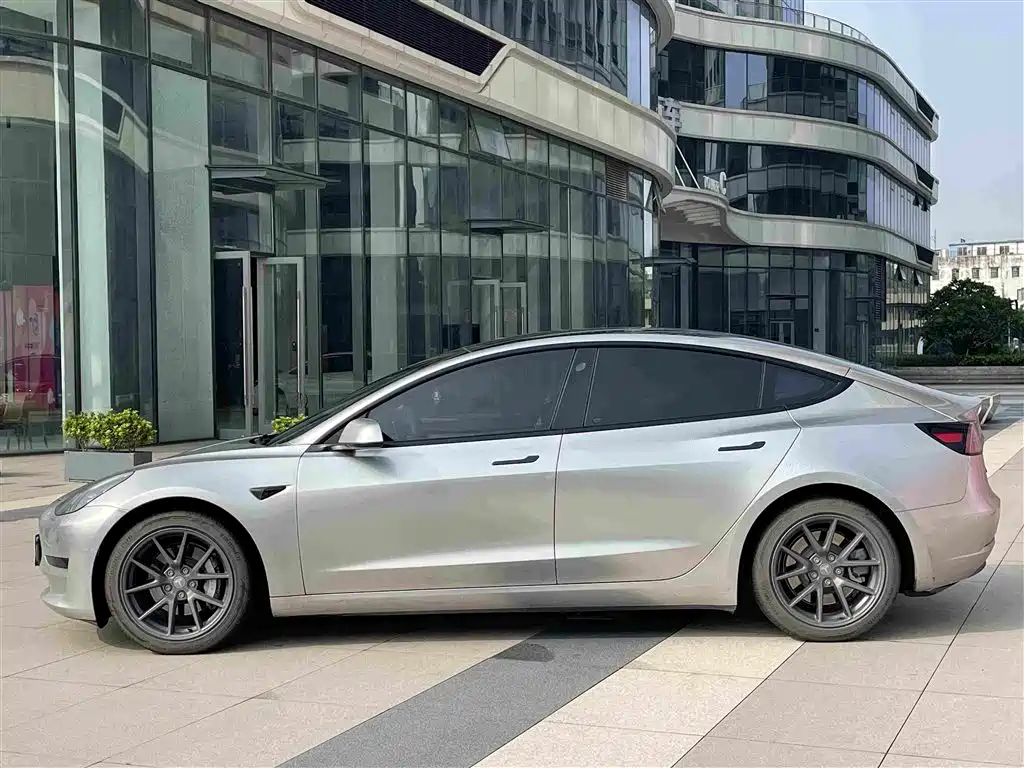 Tesla Model 3 — миниатюра 4