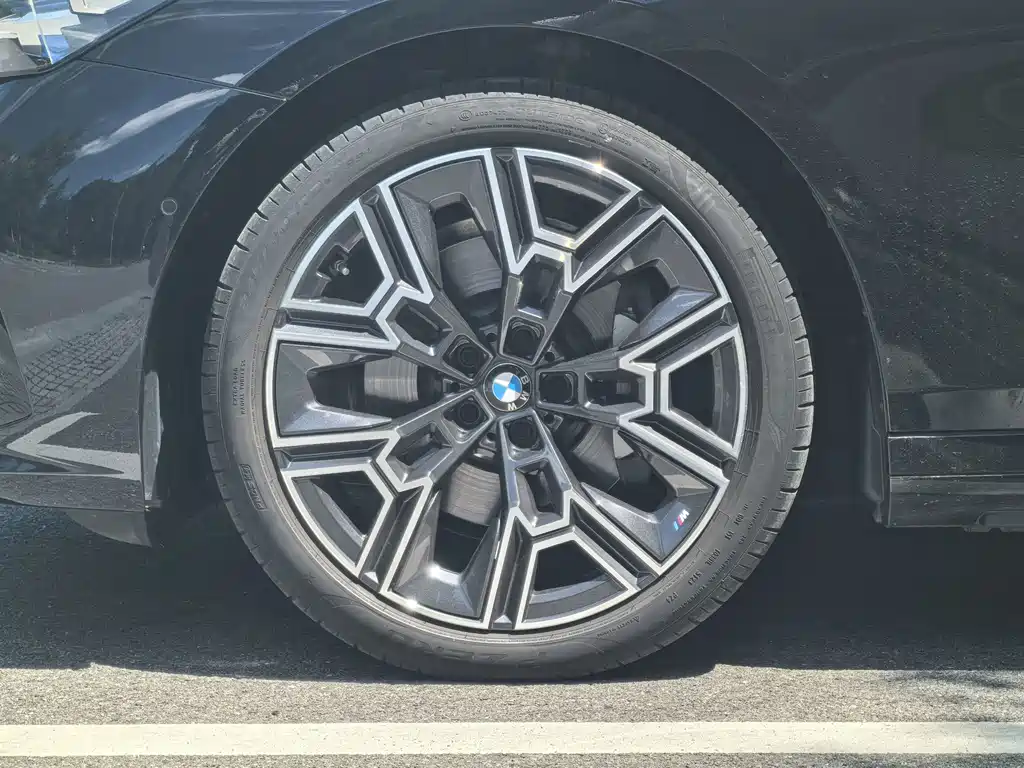 BMW 5 Series — миниатюра 5