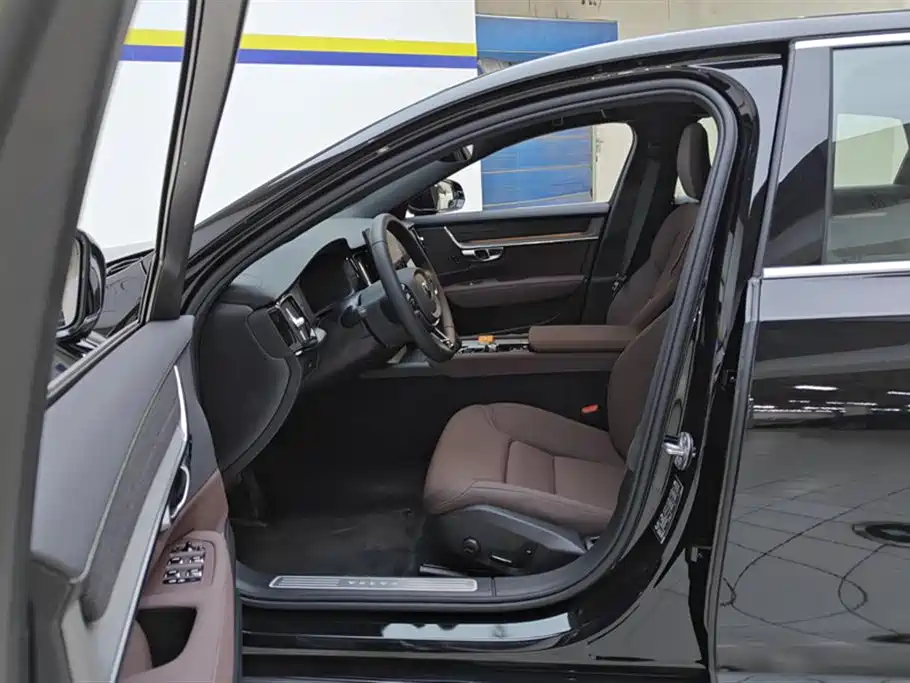 Volvo S90 2026 B5 Luxury