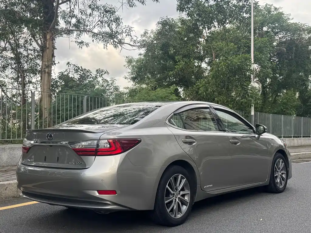 Lexus ES 2015 300h Comfort