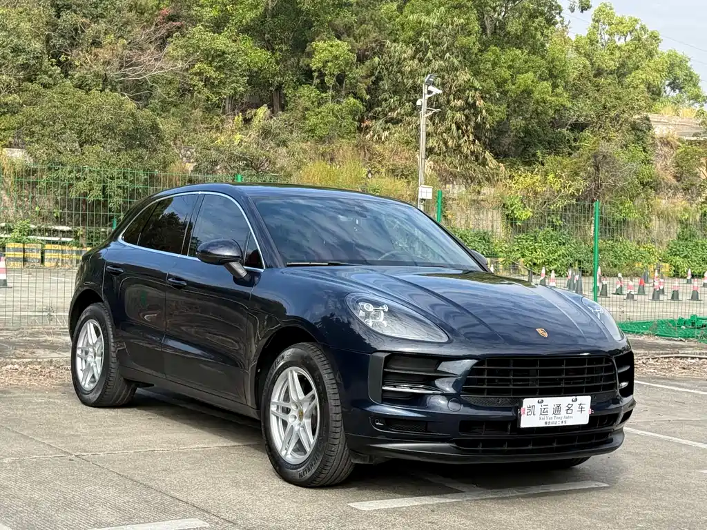 PORSCHE MACAN