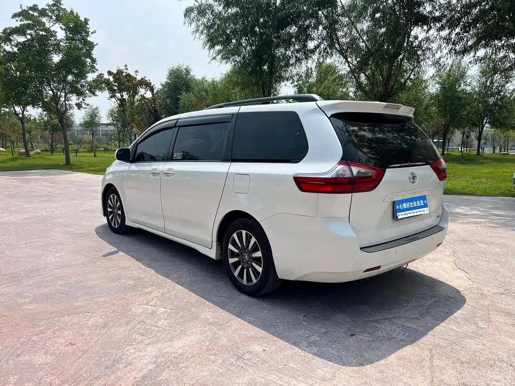 Toyota Sienna — миниатюра 3