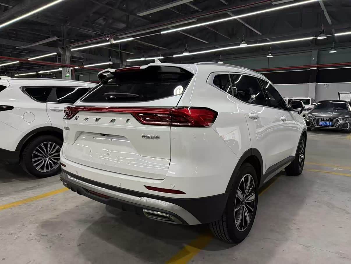 Volkswagen Tiguan L 1.5 л 2023 г. Белый, пробег 18000 км