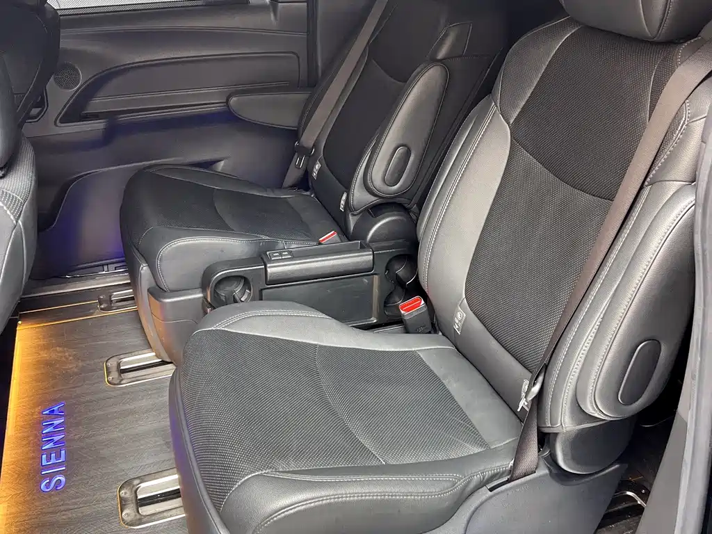 Toyota Sienna — миниатюра 9