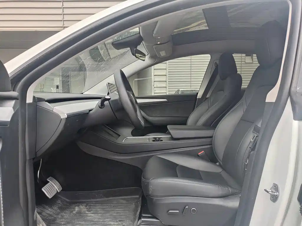 Tesla Model Y — миниатюра 8