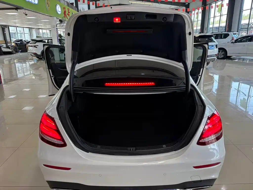 Mercedes-Benz E-Class — миниатюра 16