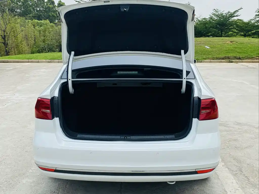 Volkswagen Bora 2016 1.6L AT Comfort