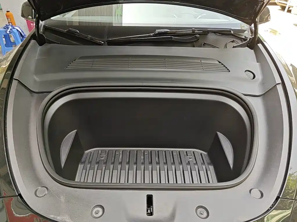 Tesla Model Y — миниатюра 20