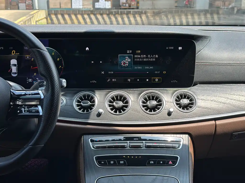 Mercedes-Benz E-Class — миниатюра 13