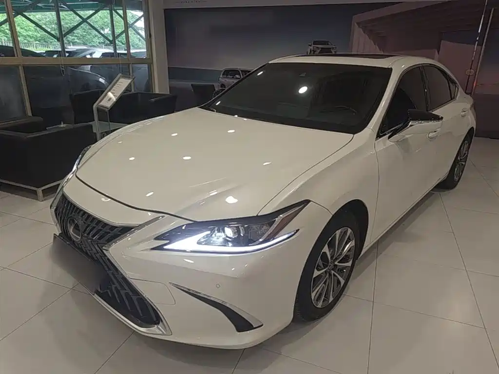 Lexus ES 2022