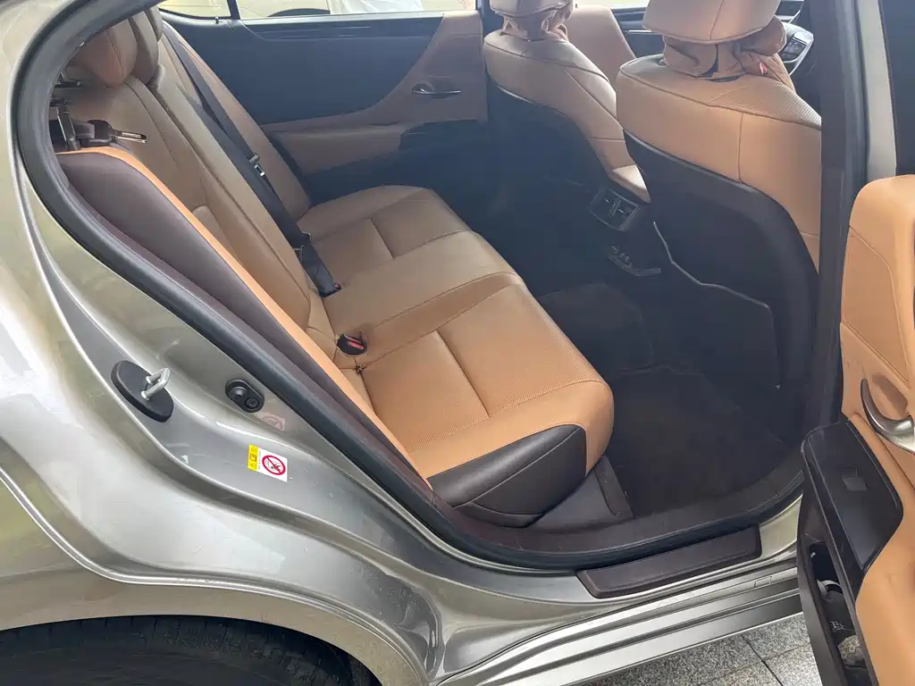 Lexus ES — миниатюра 11