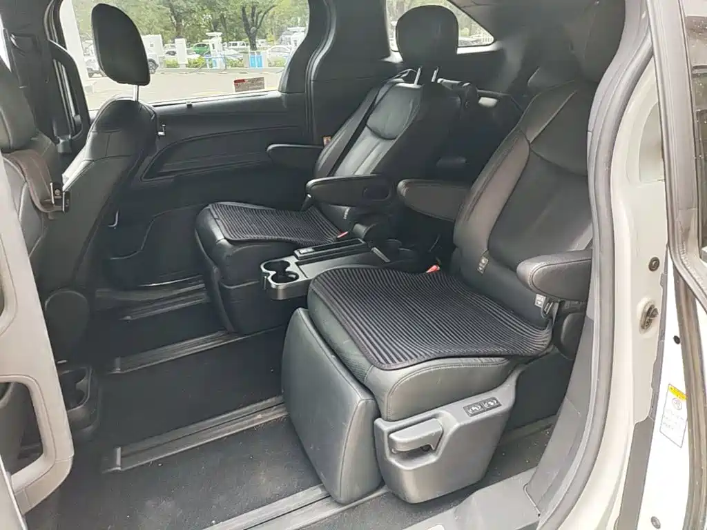 Toyota Sienna — миниатюра 17