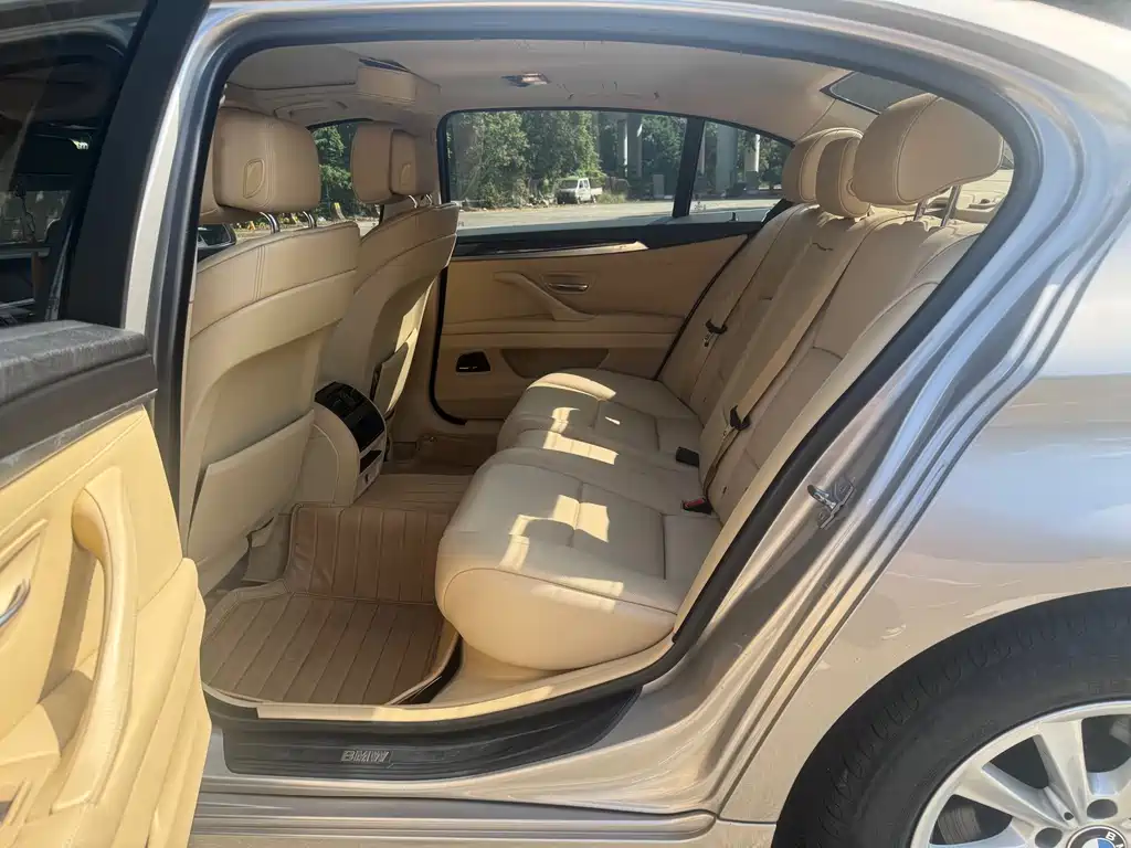 BMW 5 Series — миниатюра 7