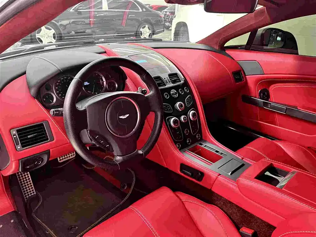 ASTON MARTIN V8 VANTAGE