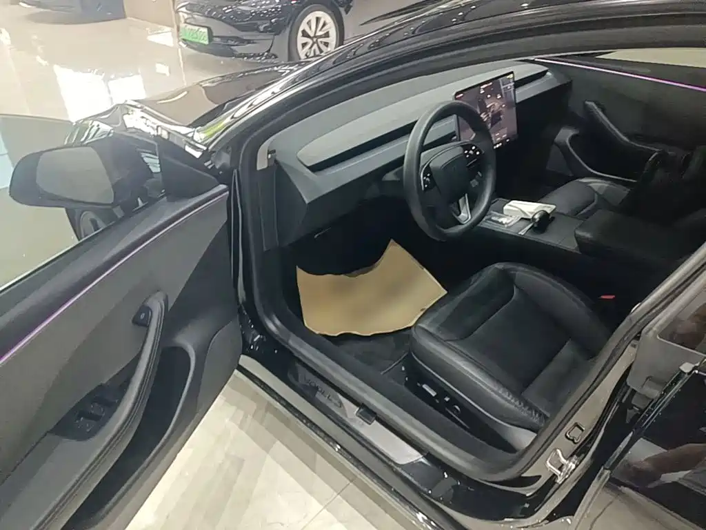 Tesla Model 3 — миниатюра 16