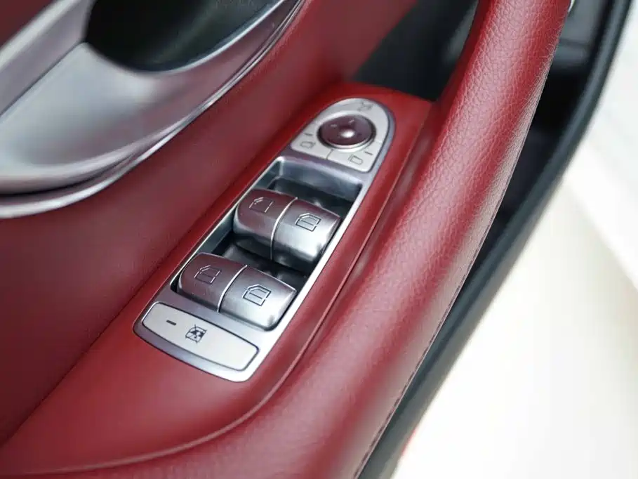 Mercedes-Benz E-Class — миниатюра 9