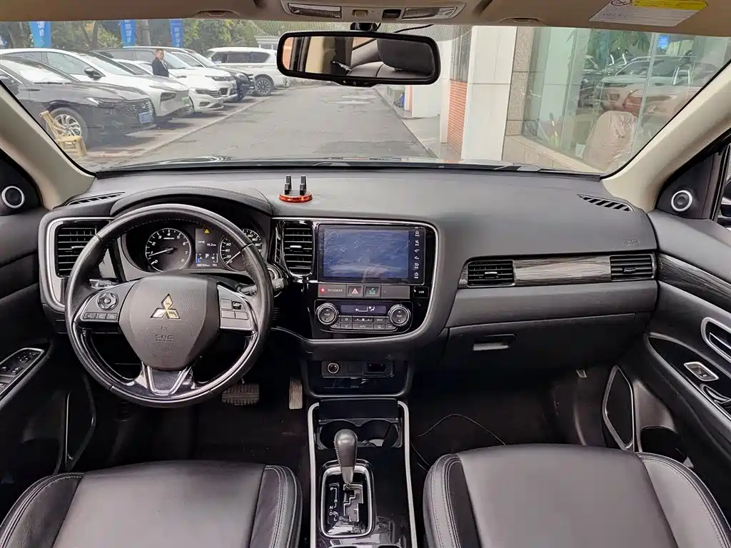 MITSUBISHI OUTLANDER