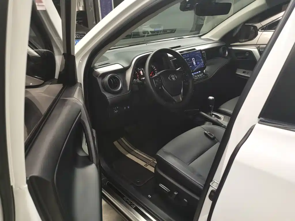 Toyota RAV4 — миниатюра 8