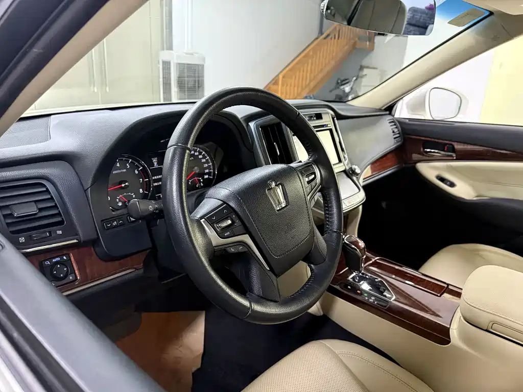 Toyota Crown — миниатюра 10
