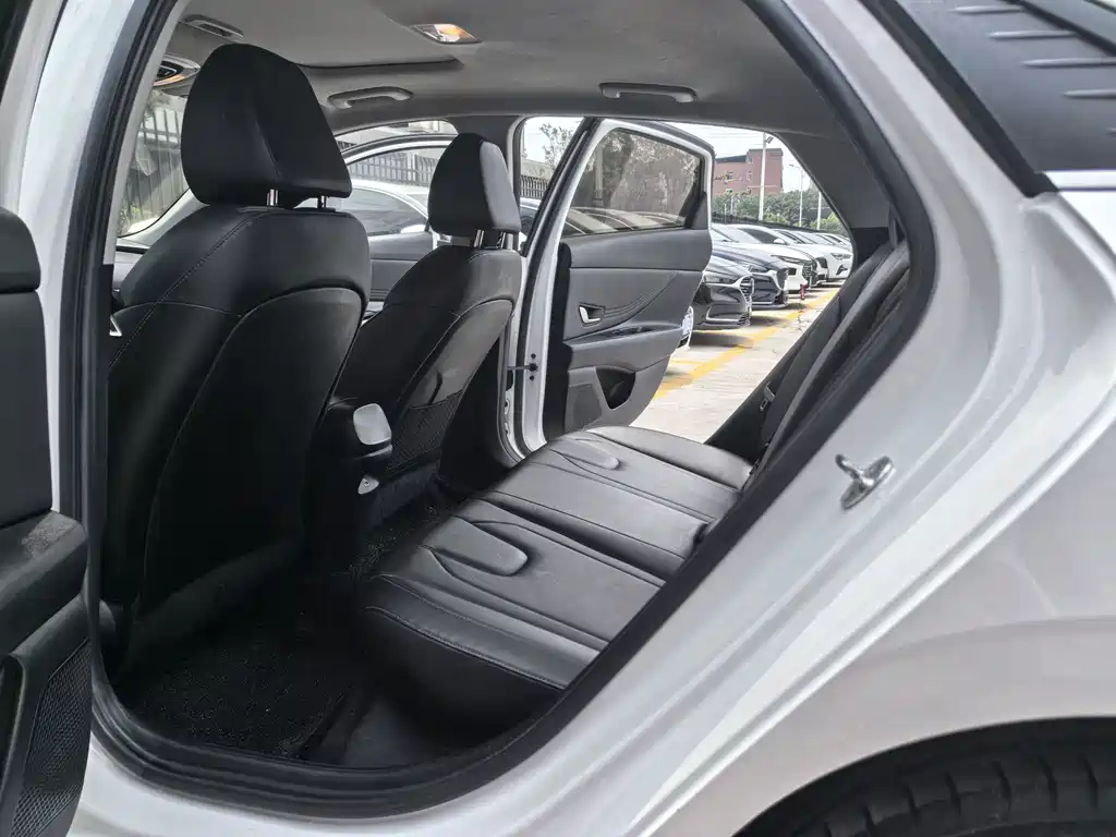 Hyundai Elantra — миниатюра 10