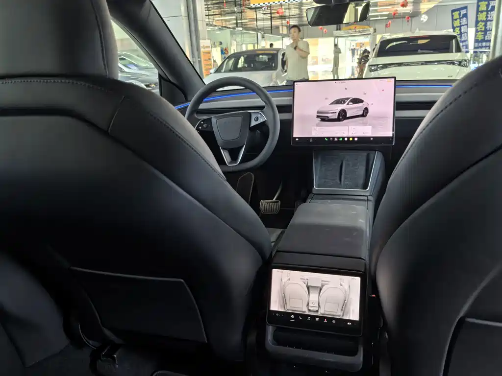 Tesla Model Y — миниатюра 9
