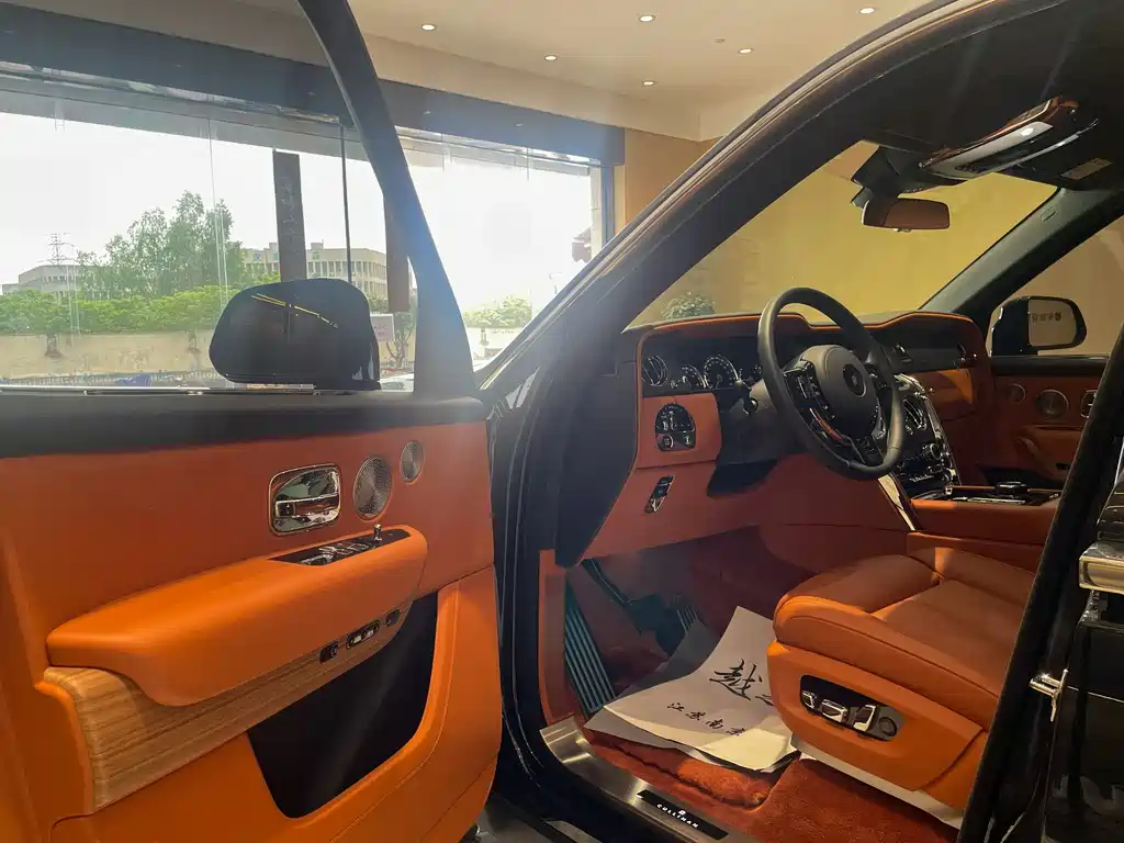 Rolls-Royce Cullinan 2024 мест