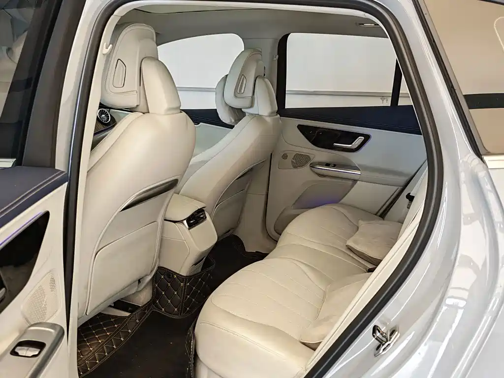 Mercedes-Benz EQE SUV — миниатюра 9