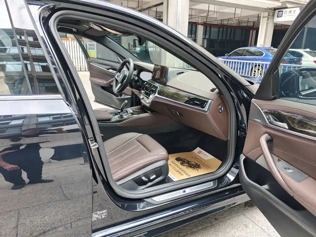 BMW 5 Series — миниатюра 11