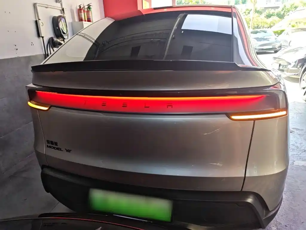 Tesla Model Y L — миниатюра 6