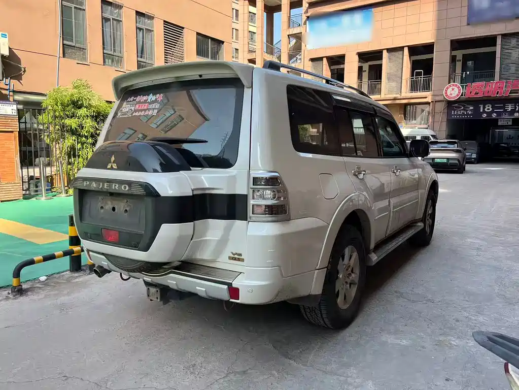 Mitsubishi Pajero (Import) — миниатюра 9