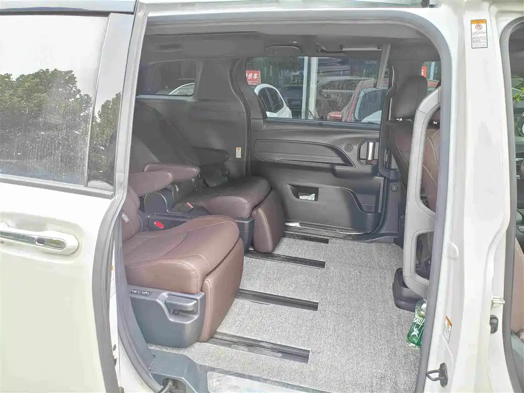 Toyota Sienna — миниатюра 6