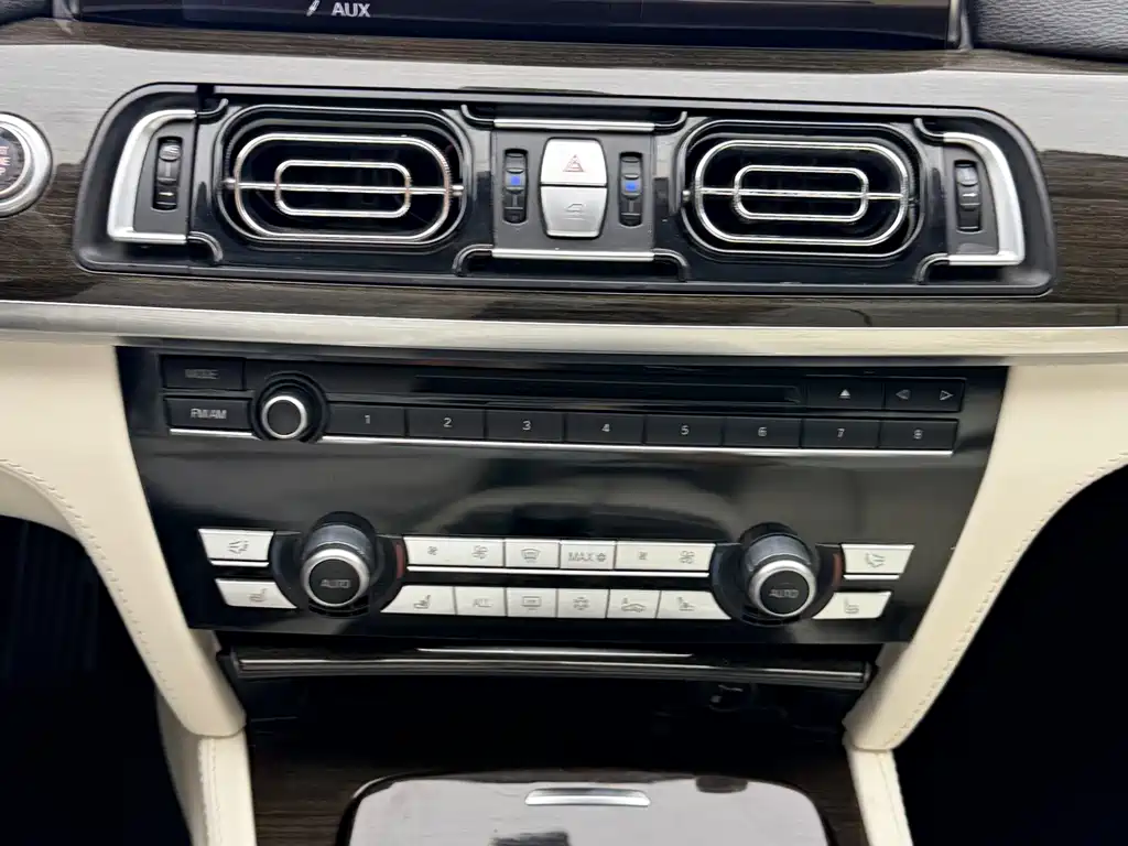 BMW 7 Series — миниатюра 35