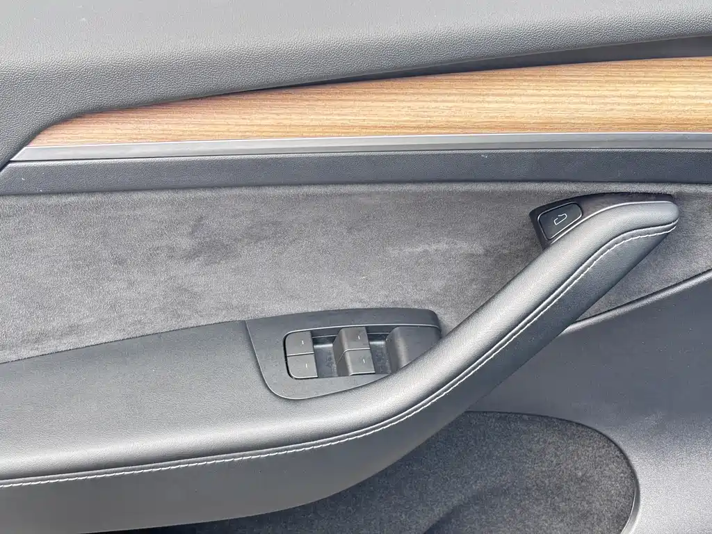 Tesla Model Y — миниатюра 20