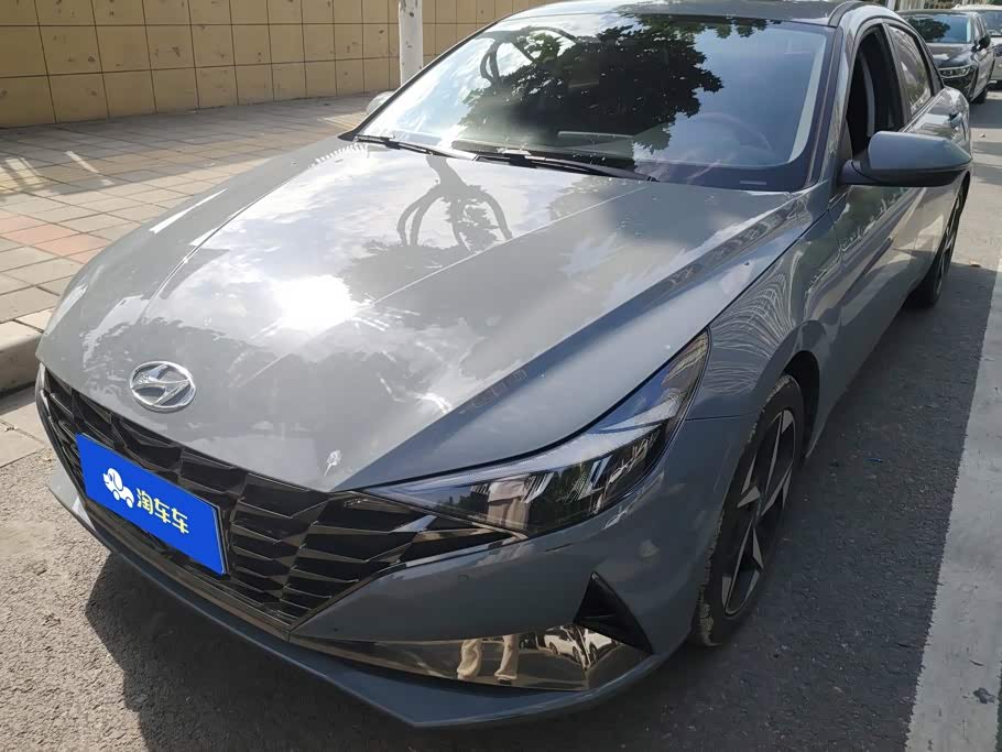 Hyundai Elantra 1.5 л 2021 г. Серебристо-серый, пробег 34800 км