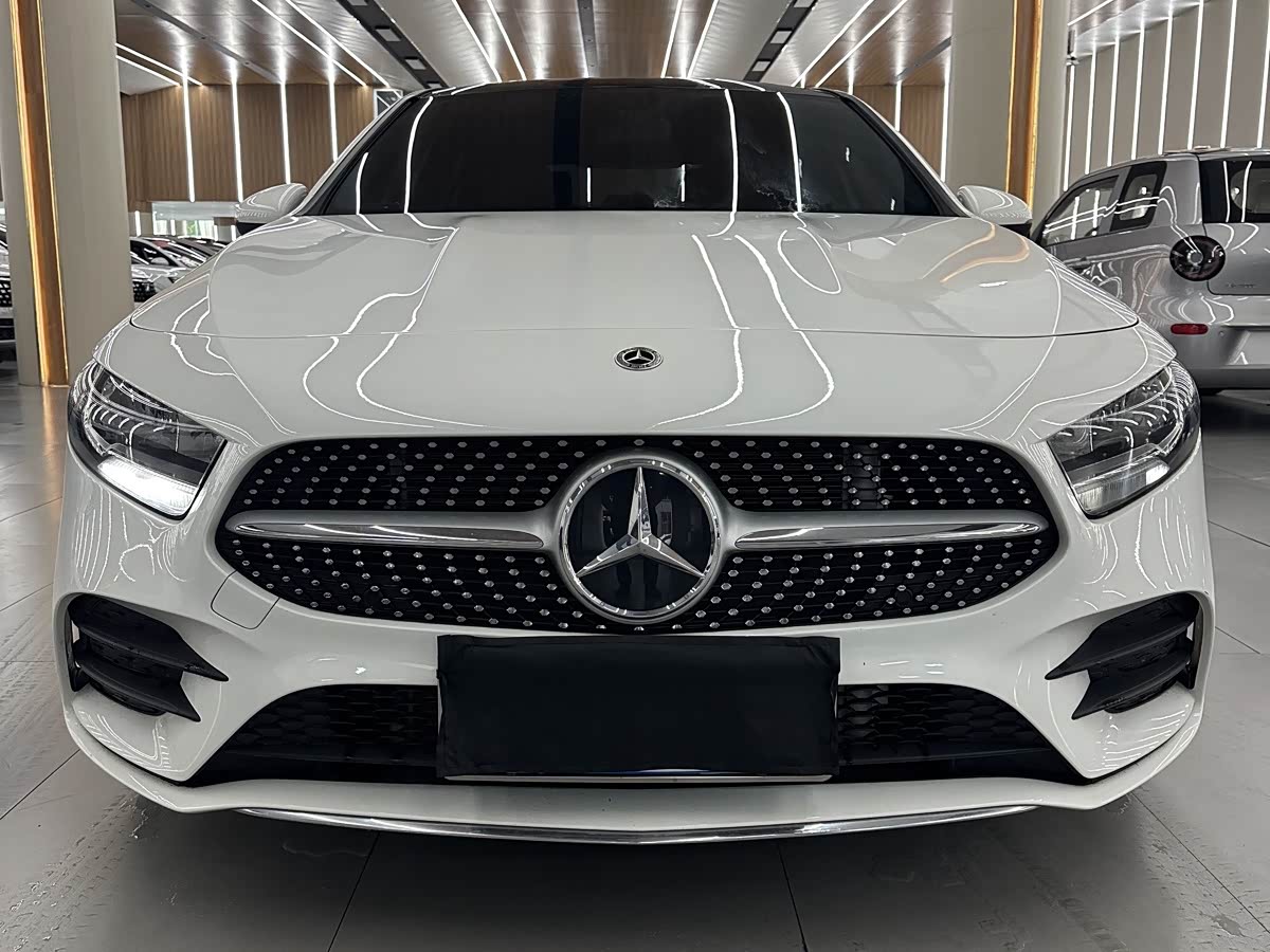 Mercedes-Benz A-Class 1.3 л 2022 г. Белый, пробег 25000 км