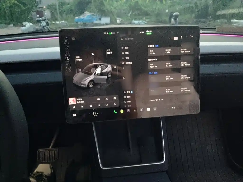Tesla Model Y — миниатюра 6