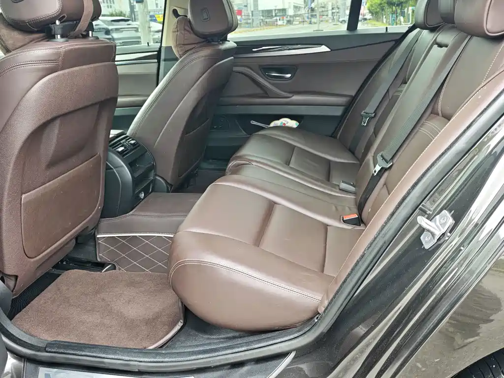 BMW 5 Series — миниатюра 9