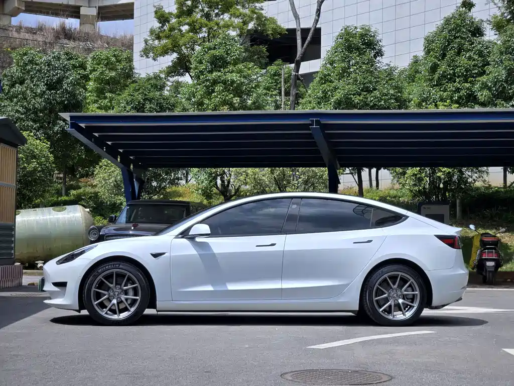 Tesla Model 3 — миниатюра 2