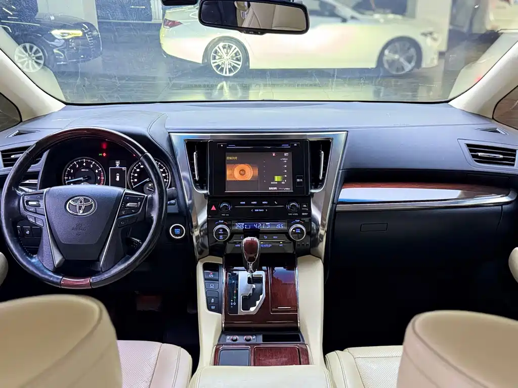 Toyota Alphard — миниатюра 8